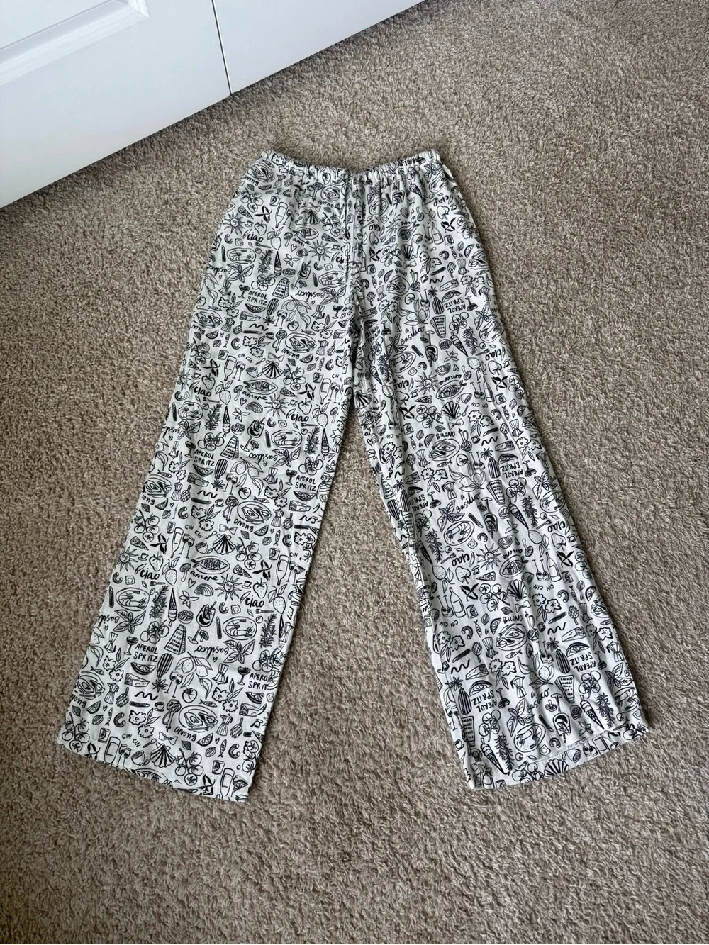 Wide-Leg Printed Travel Pants in Black & White - Picture 2 of 7